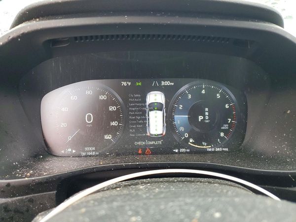 2019 VOLVO XC40 Momentum
