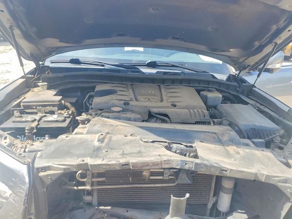 2018 INFINITI QX80 — Engine bay