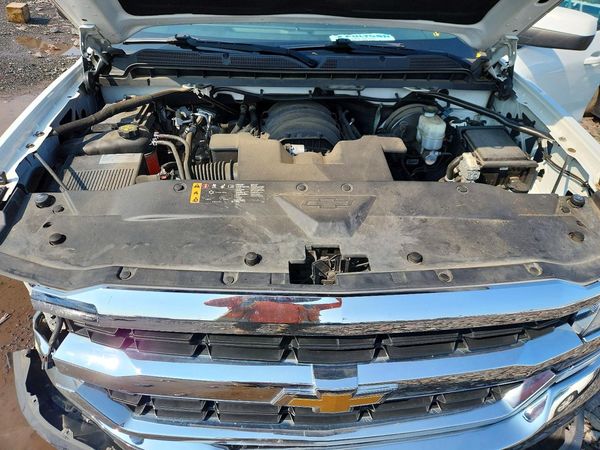 2019 CHEVROLET SILVERADO LT — Engine bay