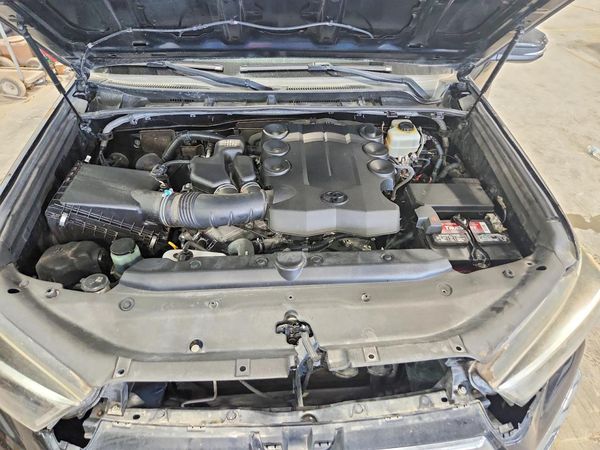 2014 TOYOTA 4RUNNER Base — Engine bay