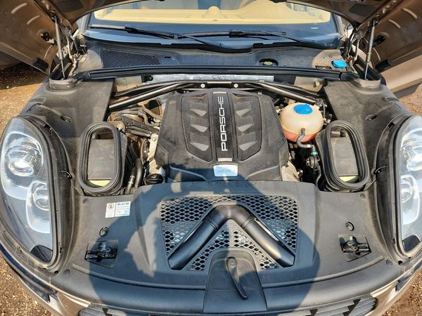 2015 PORSCHE MACAN — Engine bay