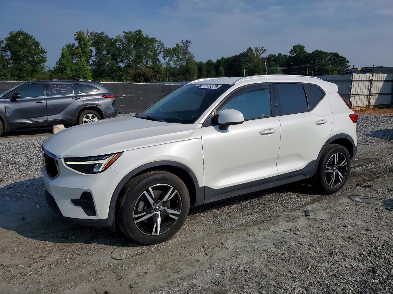 2023 VOLVO XC40