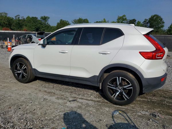 2023 VOLVO XC40