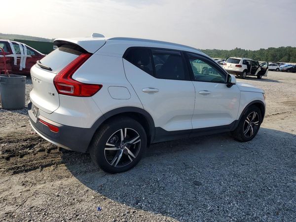 2023 VOLVO XC40