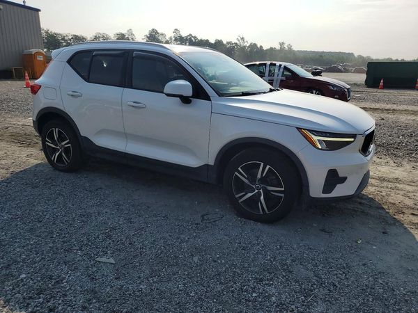 2023 VOLVO XC40