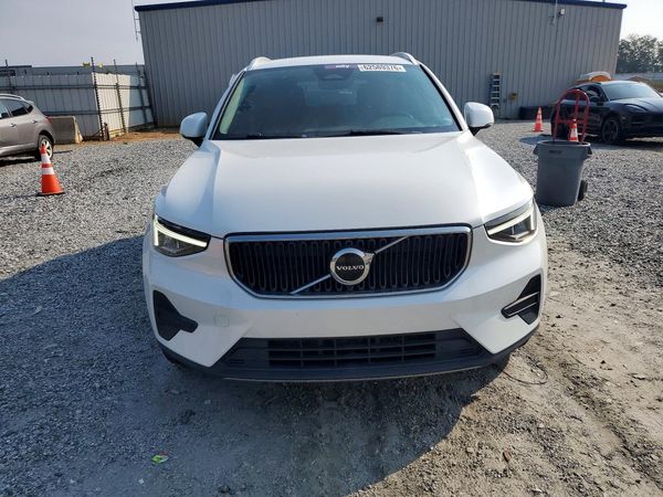2023 VOLVO XC40