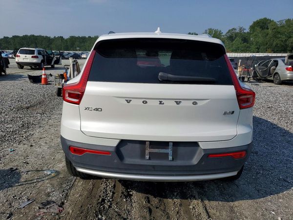 2023 VOLVO XC40
