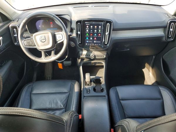 2023 VOLVO XC40
