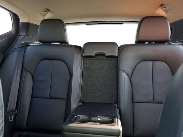 2023 VOLVO XC40