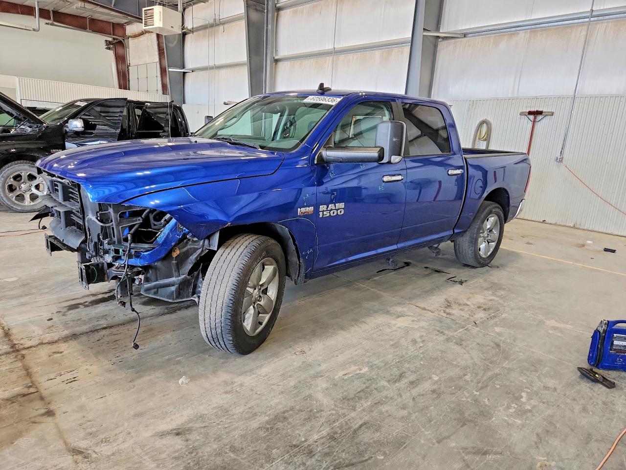 2017 RAM 1500 SLT CREW CAB 4X4