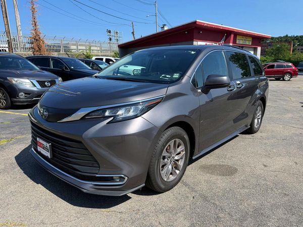 2023 TOYOTA SIENNA XLE