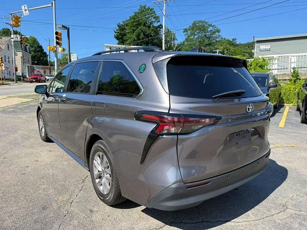 2023 TOYOTA SIENNA XLE