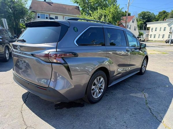 2023 TOYOTA SIENNA XLE