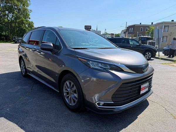 2023 TOYOTA SIENNA XLE