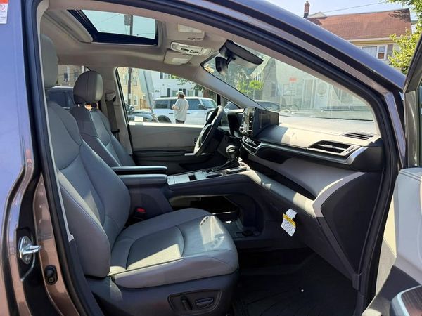 2023 TOYOTA SIENNA XLE