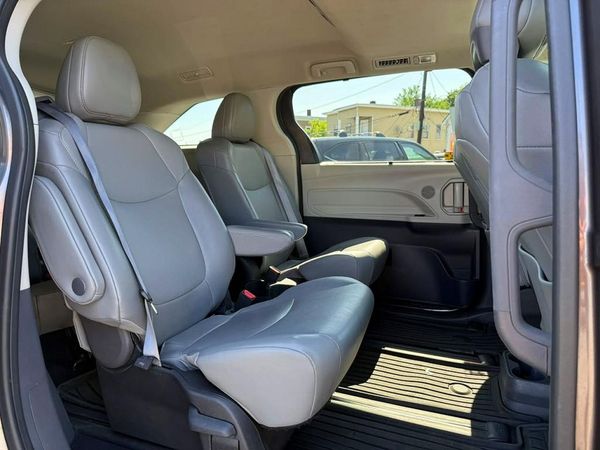 2023 TOYOTA SIENNA XLE