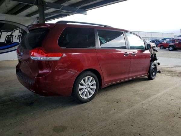 2012 TOYOTA SIENNA
