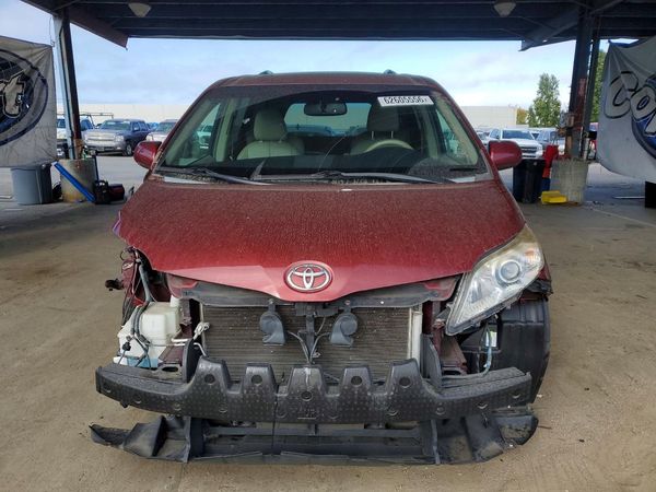 2012 TOYOTA SIENNA
