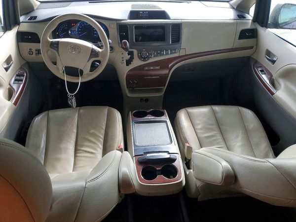 2012 TOYOTA SIENNA