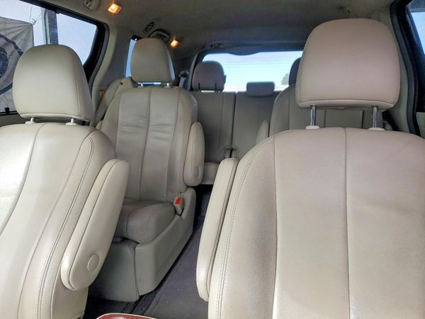 2012 TOYOTA SIENNA