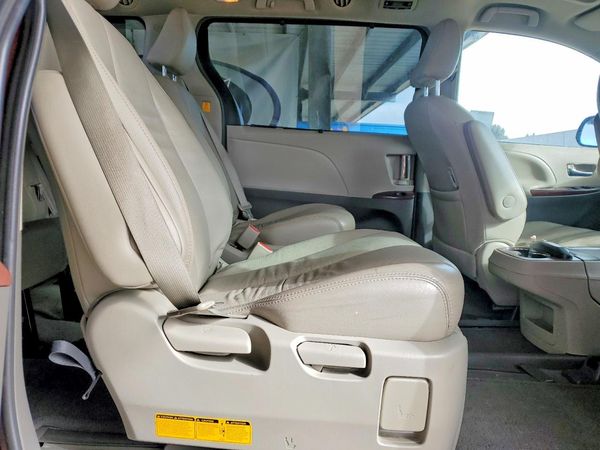 2012 TOYOTA SIENNA