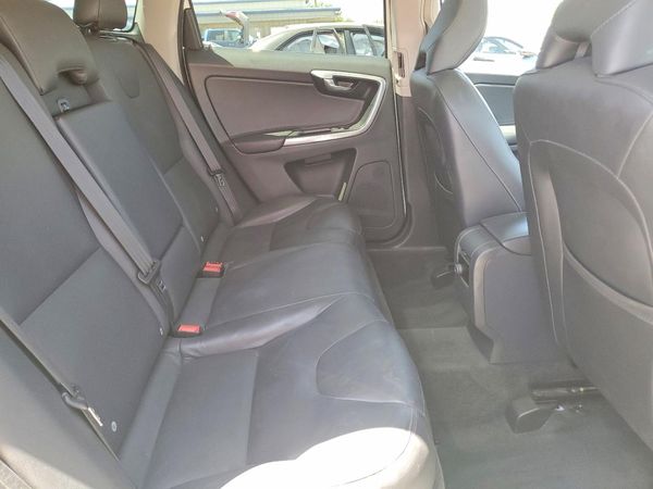 2015 VOLVO XC60 Platinum (non R design)