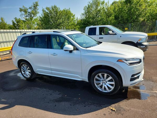 2017 VOLVO XC90 Momentum