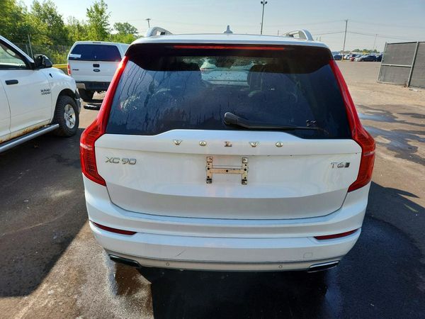 2017 VOLVO XC90 Momentum
