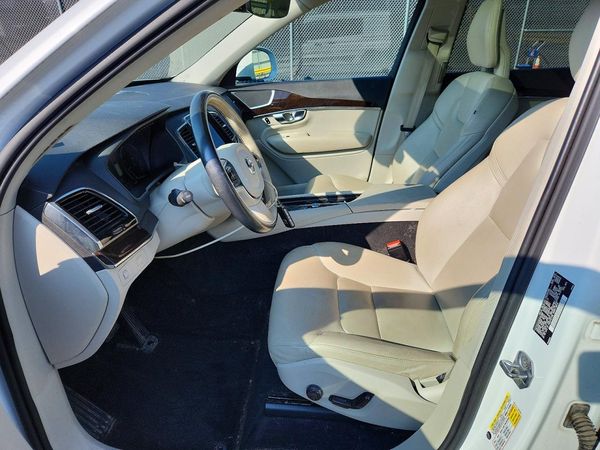 2017 VOLVO XC90 Momentum