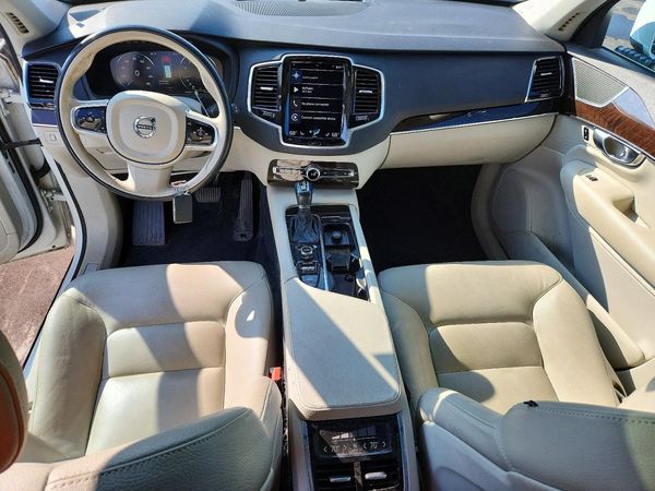 2017 VOLVO XC90 Momentum