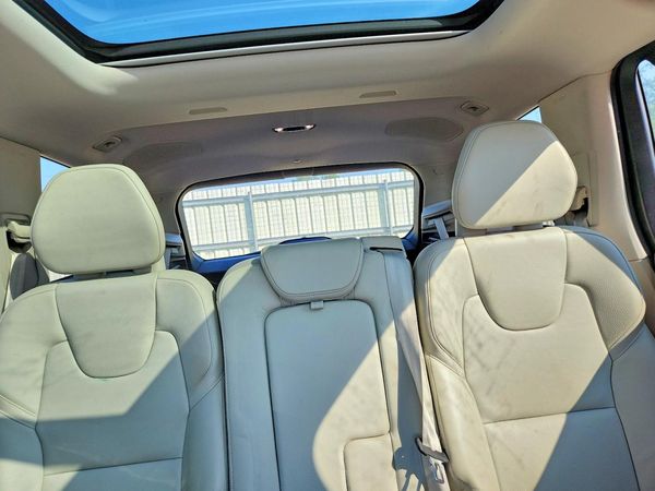 2017 VOLVO XC90 Momentum