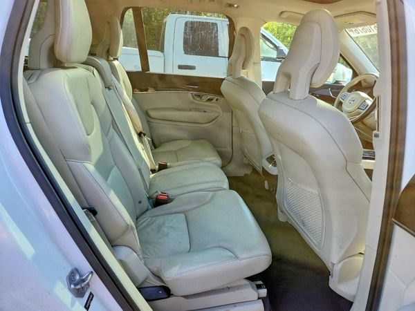 2017 VOLVO XC90 Momentum