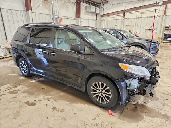 2018 TOYOTA SIENNA