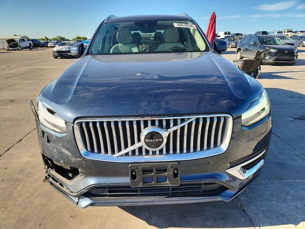 2022 VOLVO XC90