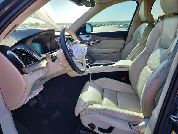 2022 VOLVO XC90