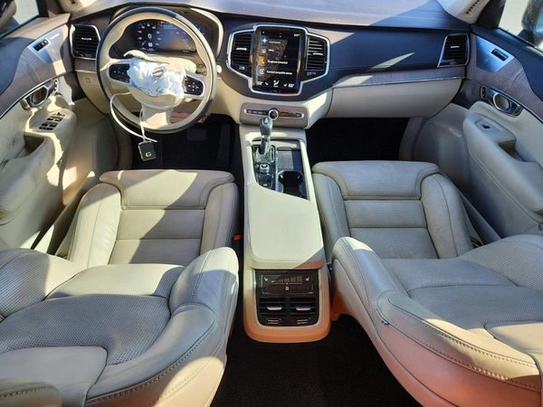 2022 VOLVO XC90