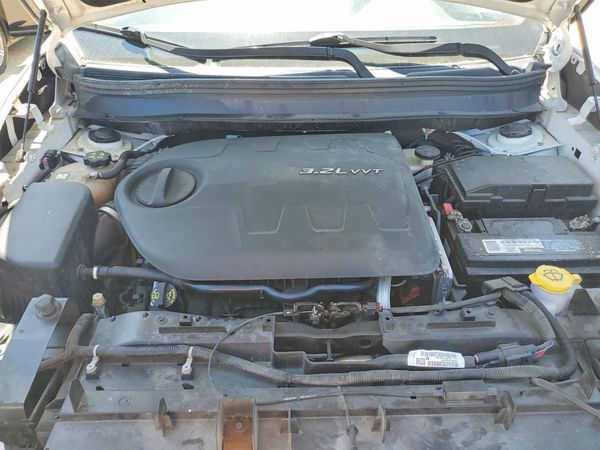 2014 JEEP CHEROKEE Limited — Engine bay