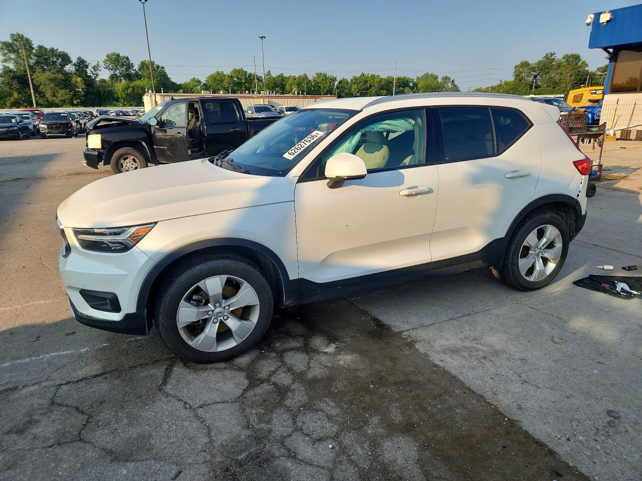 2021 VOLVO XC40 Momentum