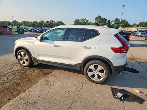 2021 VOLVO XC40 Momentum