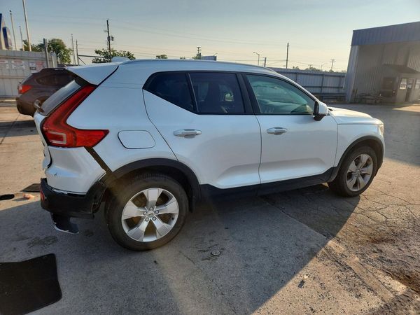 2021 VOLVO XC40 Momentum