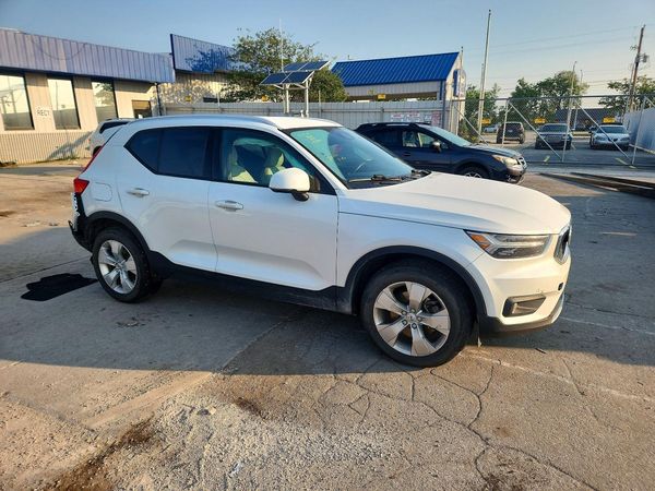 2021 VOLVO XC40 Momentum