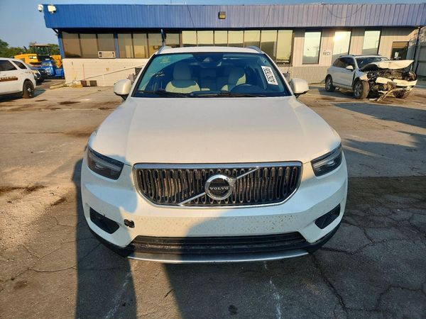 2021 VOLVO XC40 Momentum