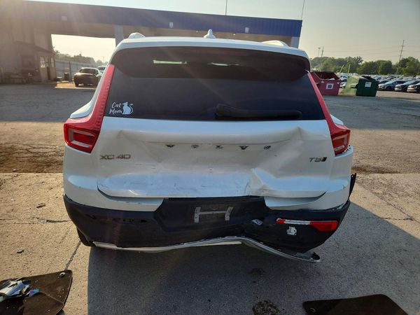 2021 VOLVO XC40 Momentum