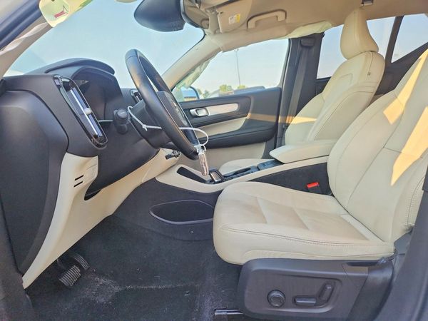 2021 VOLVO XC40 Momentum