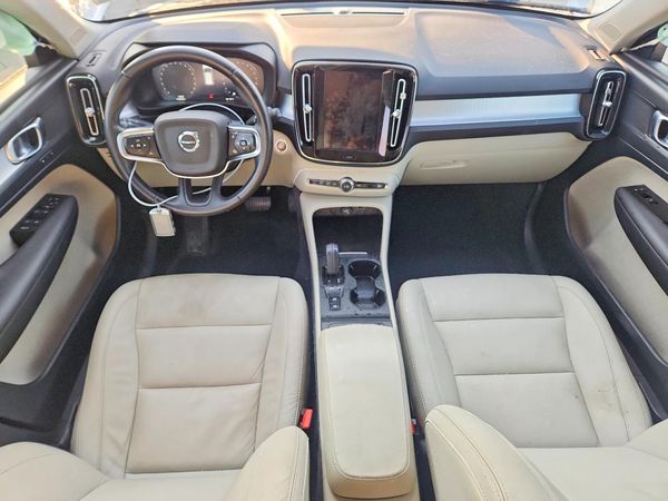 2021 VOLVO XC40 Momentum