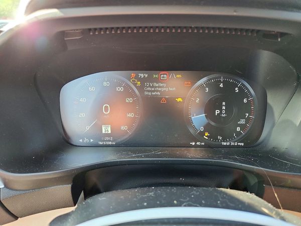 2021 VOLVO XC40 Momentum