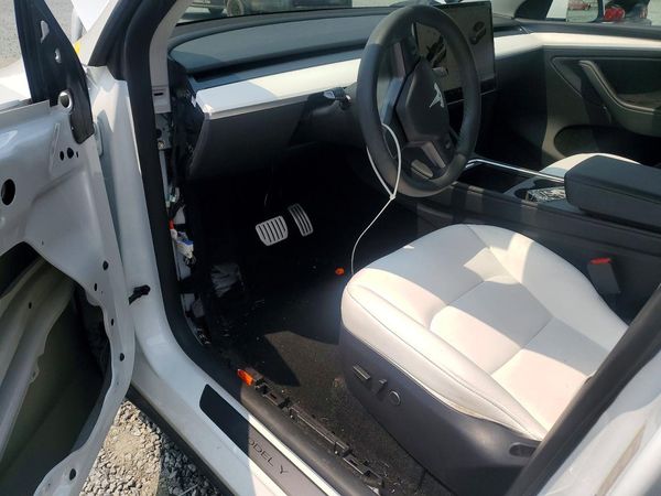 2025 TESLA MODEL Y