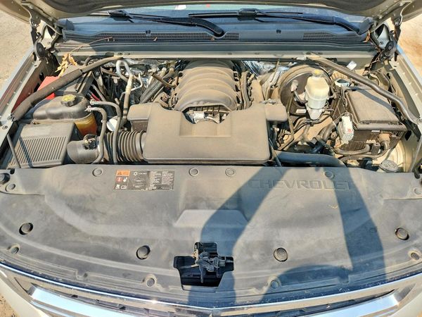 2015 CHEVROLET SUBURBAN LT — Engine bay