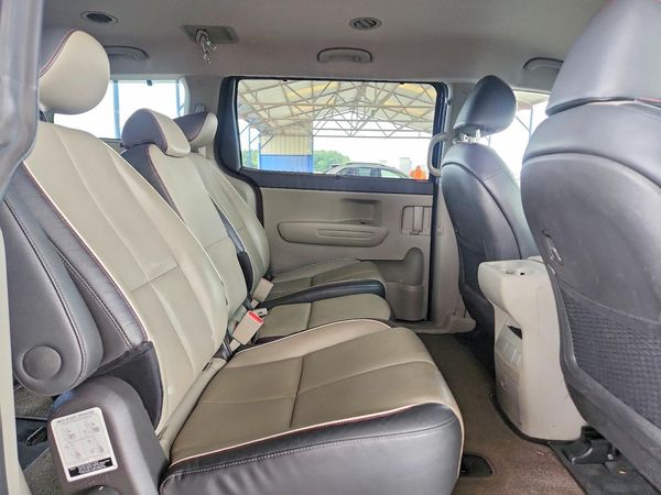 2017 KIA SEDONA LX
