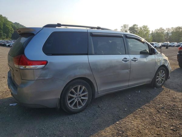 2012 TOYOTA SIENNA